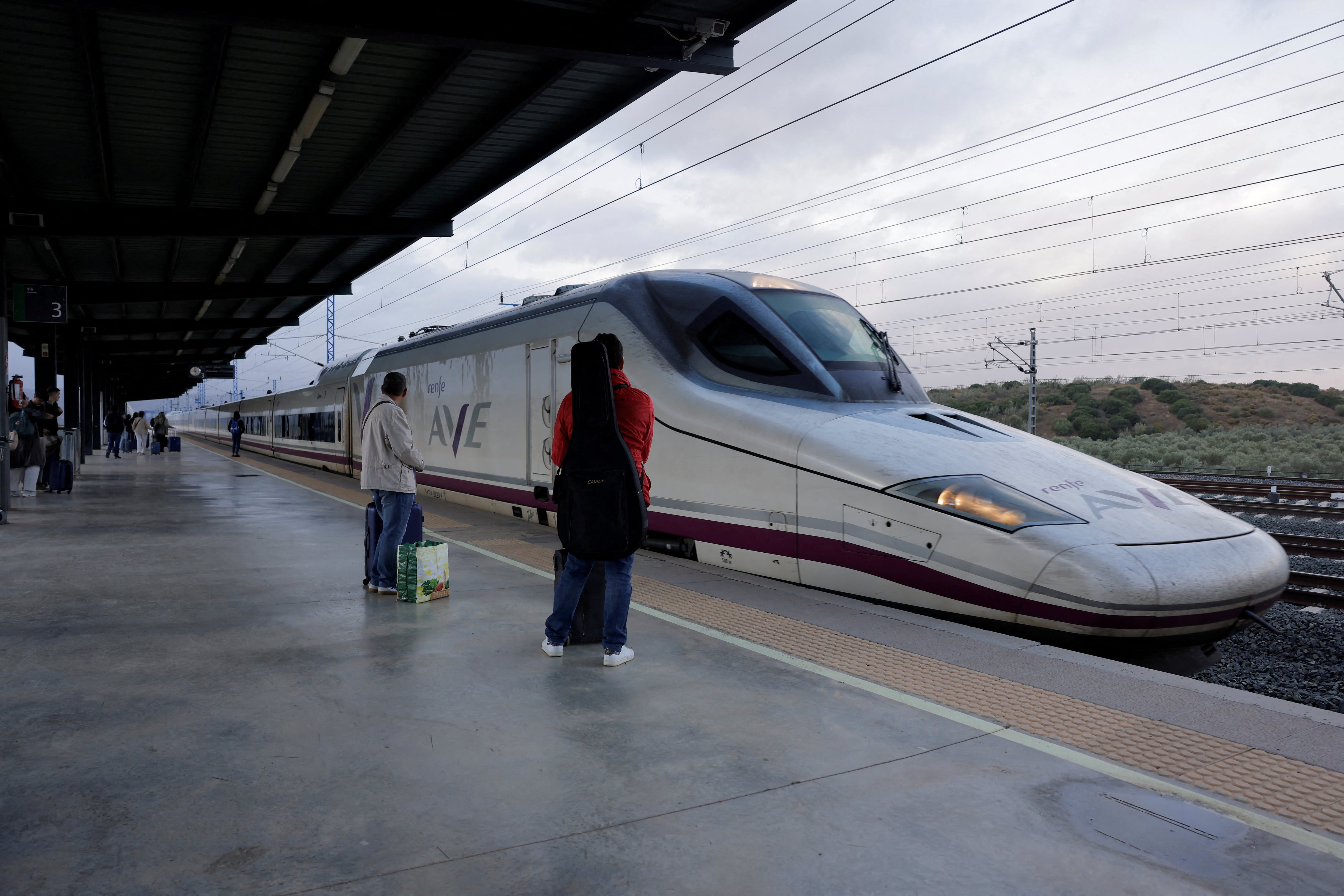 Talgo 350, AVE, en la estación de Antequera-Santa Ana (Málaga).