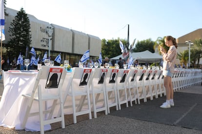 Instalación artística de una mesa de cena de 'sabbat' con una silla vacía por cada secuestrado en Gaza, el sábado en Tel Aviv.