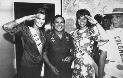 De izquierda a derecha: Miss EE UU Christy Fichtner, el exdictador Manuel Antonio Noriega, Miss Panamá Gilda García López y Miss Colombia María Mónica Urbina, en Panamá el 5 de julio de 1986.