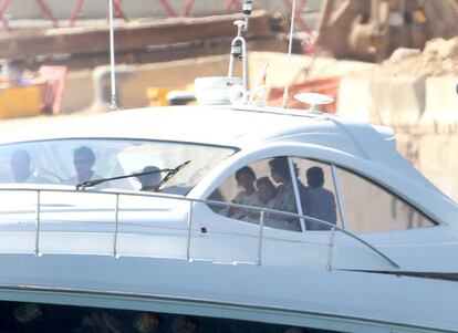 La reina Sof&iacute;a con sus nietas Irene Urdangarin y Victoria Marichalar durante sus vacaciones en Palma de Mallorca, el 30 de julio de 2012.
 