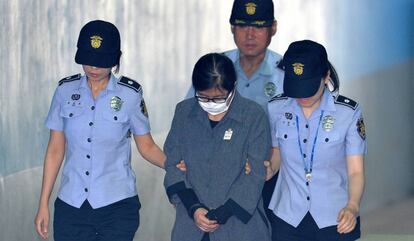Choi Soon-sil, escoltada por la policía a su llega al tribunal que la ha juzgado en Seúl.
