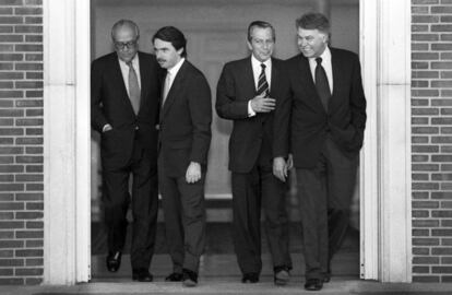 Junio de 1997. XX aniversario de las primeras elecciones democráticas tras la Guerra Civil. Comida en el palacio de La Moncloa de los cuatro presidentes democráticos que ha tenido España. En la foto, de izquierda a derecha: Leopoldo Calvo Sotelo, José María Aznar (anfitrión del encuentro), Adolfo Suárez y Felipe González.