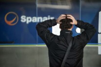 Un pasajero de Spanair en el aeropuerto de Bilbao.