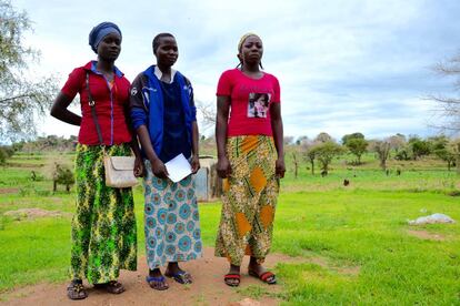 De izquierda a derecha: Yvone Ngatsiya, Monika Tasou’ou y Fekui Wahgou en Barek, en los montes Mandara, quieren ir a la universidad pero sus padres prefieren que vayan sus hermanos.