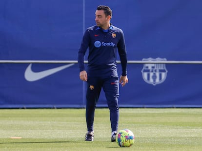 El técnico del FC Barcelona, Xavi Hernández, durante el entrenamiento de este domingo.