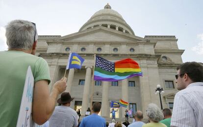 Manifestaci&oacute;n ante el Capitolio de Arkansas por los derechos de los homosexuales. 