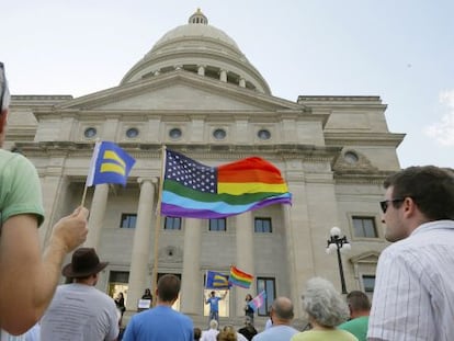 Manifestaci&oacute;n ante el Capitolio de Arkansas por los derechos de los homosexuales. 