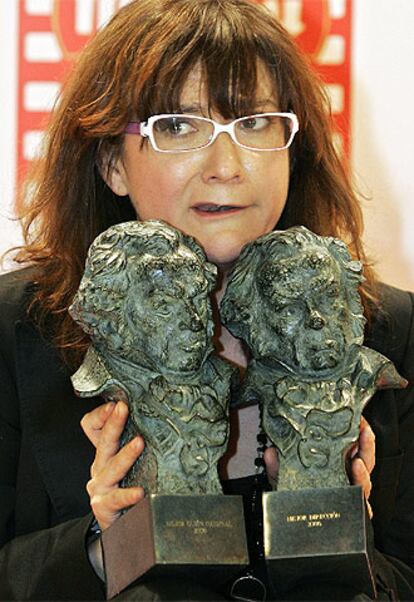 Isabel Coixet posa con dos de los 'goya' que ha recibido su última película.