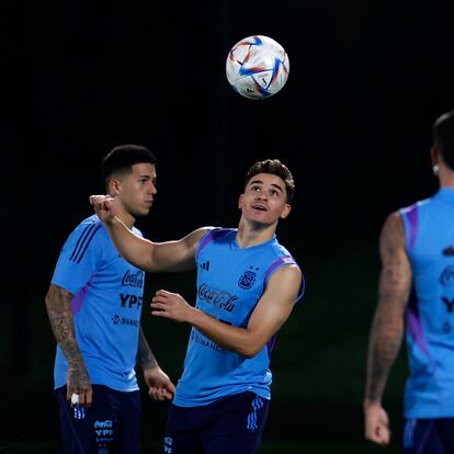 Julián Álvarez, delantero de Argentina, controla el balón durante un entrenamiento en Doha.