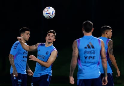 Julián Álvarez, delantero de Argentina, controla el balón durante un entrenamiento en Doha.