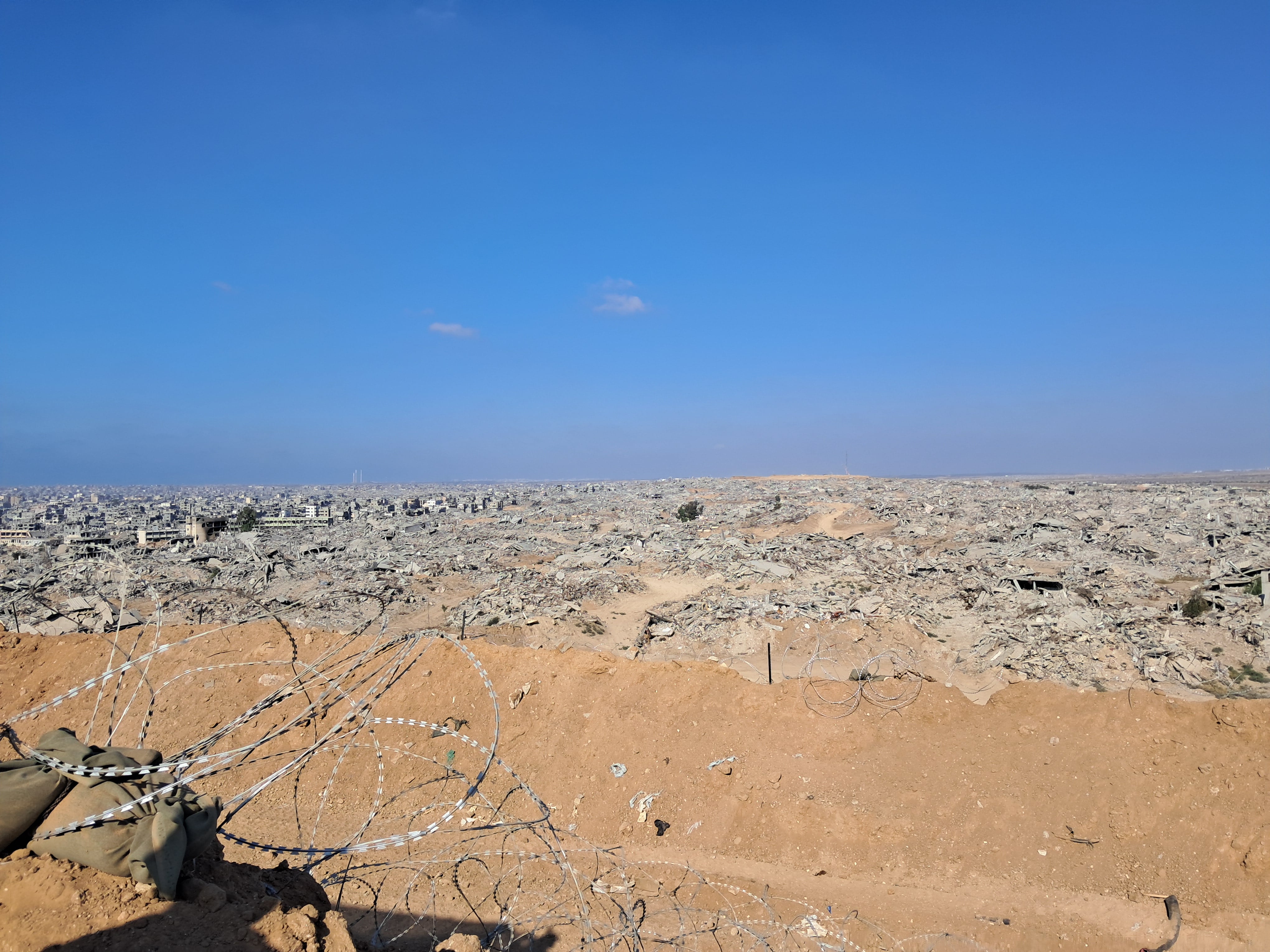 Los escombros de la localidad de Shayalia, en el norte de Gaza, desde una posición militar israelí, este martes. Imagen sometida a las normas de la censura militar israelí.
