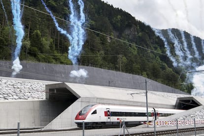 El primer tren que circula por el t&uacute;nel de San Gotardo sale de la construcci&oacute;n por el portal norte cerca de Erstfeld (Suiza) hoy, 1 de junio de 2016. El nuevo t&uacute;nel ferroviario de base de San Gotardo, ubicado en el sur de Suiza, se inaugura hoy para batir dos r&eacute;cords simult&aacute;neamente: el de m&aacute;s largo y de m&aacute;s profundo del mundo.