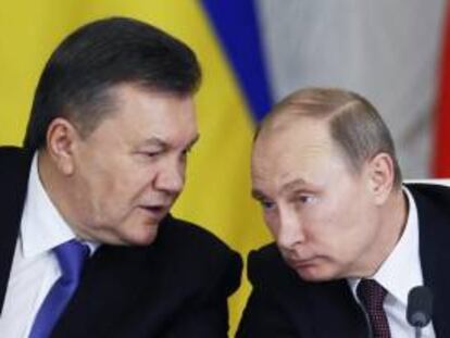 El presidente ruso, Vladímir Putin (d), conversa con su homólogo ucraniano, Víktor Yanukóvich (i), ayer durante una reunión celebrada en el Palacio del Kremlin de Moscú (Rusia).