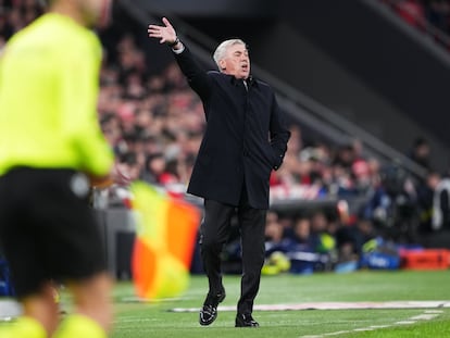 Carlo Ancelotti, en el partido contra el Athletic en San Mamés.