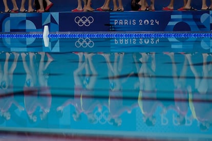 La jugadoras serbias y españolas entrando a la piscina, previo a la disputa de su encuentro de waterpolo.