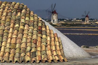 Formadas por la evaporación del agua del mar, las salinas de Trapani, al oeste de Sicilia, se yerguen majestuosas junto a la carretera costera entre dicha localidad italiana y la vecina Marsala, cubiertas por tejas de terracota a modo de manto protector.