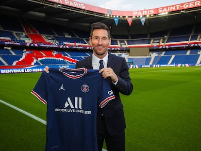 Leo Messi posa con la camiseta del PSG en el Parque de los Príncipes.