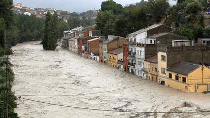 Vista de la crecida del río Clariano, el jueves en Ontinyent.