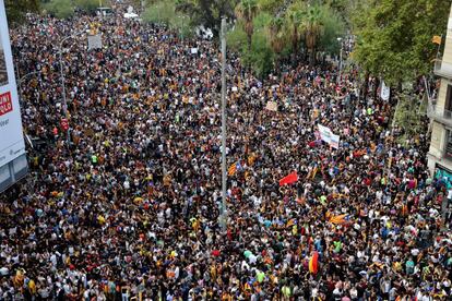 Vista general de la manifestación en la plaza de la Universidad de Barcelona.