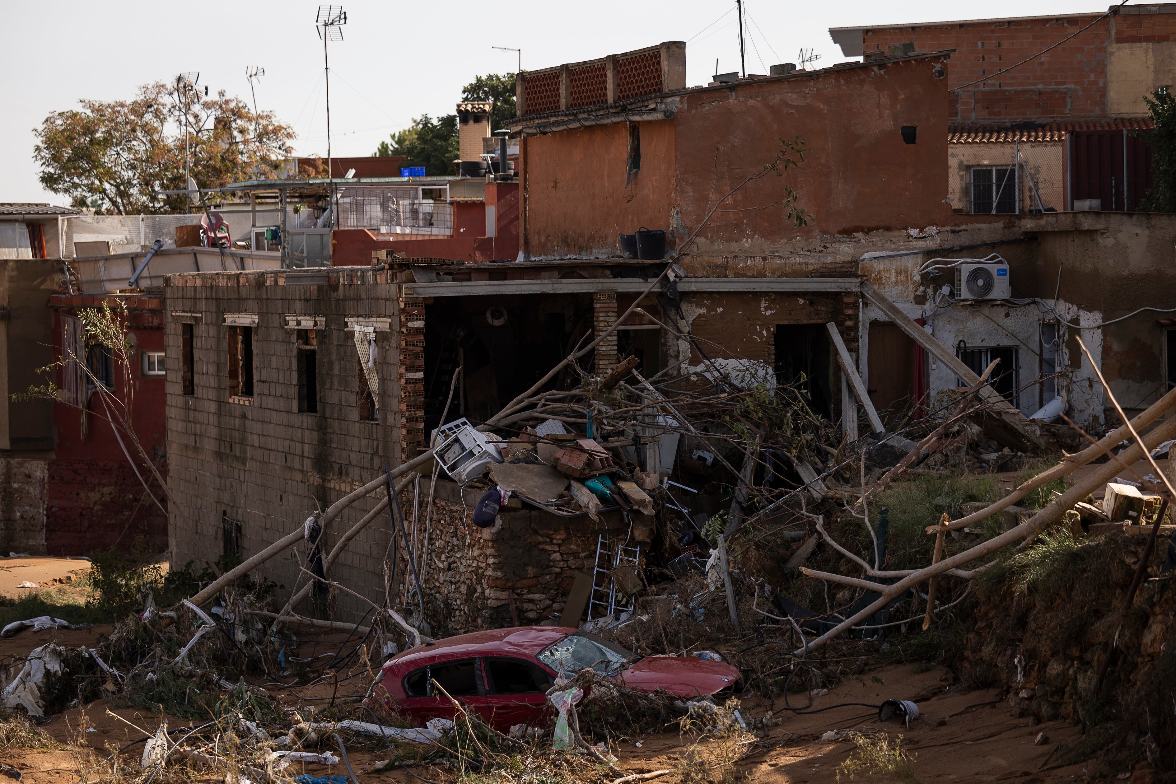En la imagen, viviendas devastadas junto al barranco de Torrent.