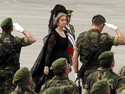 La reina Sofía pasó revista ayer a las tropas en Rabasa.