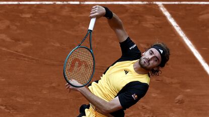 Paris (France), 02/06/2024.- Stefanos Tsitsipas of Greece in action during his Men's Singles 4th round match against Matteo Arnaldi of Italy during the French Open Grand Slam tennis tournament at Roland Garros in Paris, France, 02 June 2024. (Tenis, Abierto, Francia, Grecia, Italia) EFE/EPA/MOHAMMED BADRA
