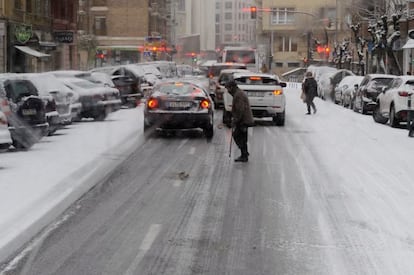 Escena de esta mañana en una de las calles de Vitoria, azotada por el temporal de nieve.