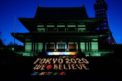 El templo de Zojoji, en Tokio, iluminado con un lema en apoyo a la candidatura. 