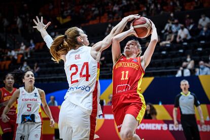 Laura Gil tapona a Mujovic. fiba