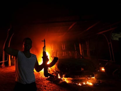 Uno de los atacantes durante el atentado contra el consulado estadounidense en Bengasi en 2012.