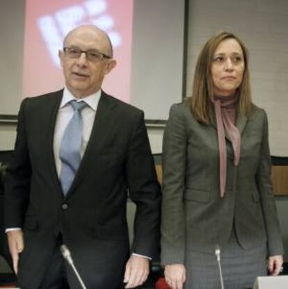 El ministro de Hacienda y Administraciones Públicas, Cristóbal Montoro, junto a la consejera de Hacienda de Galicia, Elena Muñoz. EFE/Archivo