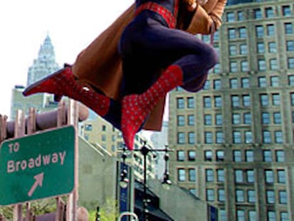 Spiderman traslada a su tía por el aire en <i>Spider-Man 2.</i>