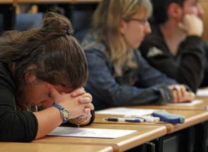 Estudiantes de Selectividad en la  Complutense,  poco antes de realizar una de las pruebas.