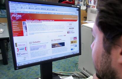 Un internauta frente a la página principal de red. es.