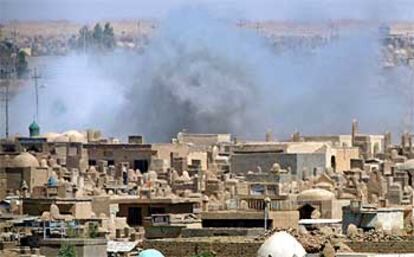 Una nube de polvo se levanta tras una explosión en el cementerio de la ciudad santa chií de Nayaf.
/ REUTERS