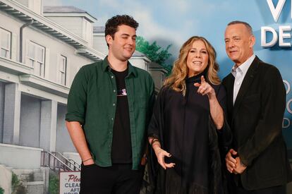 Tom Hanks (derecha), con su esposa, Rita Wilson, y su hijo Truman, este lunes en Madrid.
