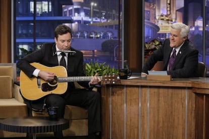 Imagen de la NBC de 'The Tonight Show' en la que se ve a Jimmy Fallon (izquierda) con Jay Leno (derecha).