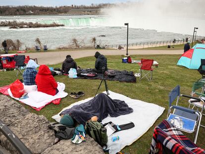 Un grupo de turistas acampa en las cataratas del Niágara, unas horas antes del eclipse solar total que tendrá lugar hoy 8 de abril.