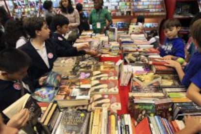 Varios niños asisten a la Feria Internacional del Libro de Panamá en Ciudad de Panamá.