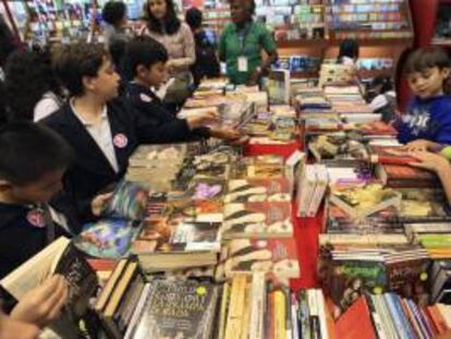 Varios niños asisten a la Feria Internacional del Libro de Panamá en Ciudad de Panamá.