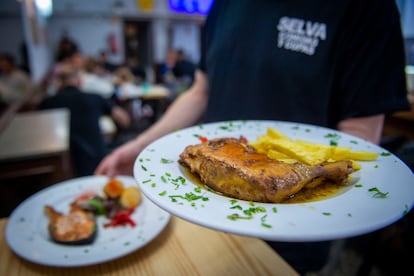 En La Selva, no han perdido clientes a causa de la subida del precio del menú del día. "Al que puede pagarlo, le da igual que esté a 13 que a 12, mientras que el que tiene 33 euros para todo el mes, ni se lo plantea, es un lujo", comenta el dueño. Lo que sí han notado es que la demanda no ha llegado a recuperarse tras la pandemia, cuando despachaban 60 menús. Ahora, son entre 30 y 40.