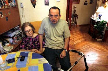 Victoria Sanz, de 84 años, y su hijo Antonia Quiroja en el piso del que han sido desalojados.