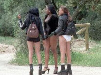 Tres prostitutas en las Casa de Campo, en una fotografía de archivo.