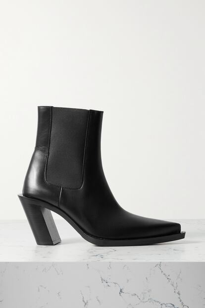 La versatilidad de los botines Chelsea queda demostrada con este diseño de ACNE Studios que mezcla su inconfundible diseño con la estética cowboy.

650€