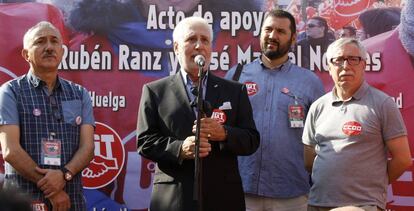 En los lados, los secretarios generales, de UGT, Pepe Álvarez, y de CCOO, Ignacio Fernández Toxo, arropando a Rubén Ranz, y José Manuel Nogales.