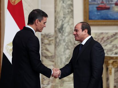 El mandatario egipcio Abdelfatá Al Sisi (derecha) estrecha la mano al presidente del Gobierno español, Pedro Sánchez, este viernes en El Cairo.