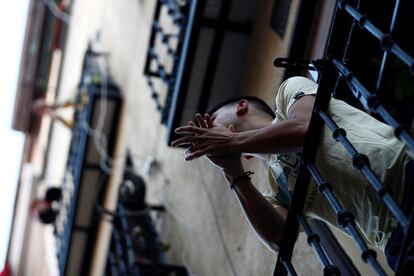 Vecinos del madrileño barrio de Lavapiés aplauden desde sus balcones el pasado domingo a las 20.00, durante el estado de alarma.