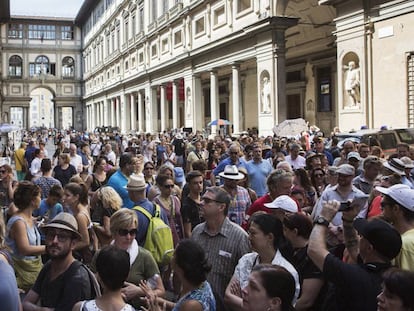 Centenares de visitantes hacen cola para entrar en los Uffizi. 