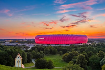 La fachada, revestida con casi 3.000 colchones de aire romboidales, suele relucir en un rojo intenso cuando el Bayern de Múnich juega en casa, pero las aproximadamente 300.000 luces led que la recubren también pueden dibujar hechizantes diseños u olas de luz sobre la piel de este estadio futurista, proyectado por los arquitectos suizos Herzog y De Meuron. En el interior, el Allianz Arena da cabida a 75.000 espectadores. Y quien desee sentarse en el banquillo, puede hacerlo tranquilamente durante una visita guiada. <a href="https://allianz-arena.com/es/ofertas/ofertas " rel="nofollow" target="">allianz-arena.com</a>