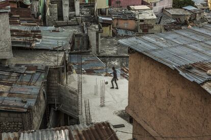 En esta imagen de un joven jugando al fútbol entre los tejados se comprueba la anarquía urbanística y la pobreza de los materiales. 